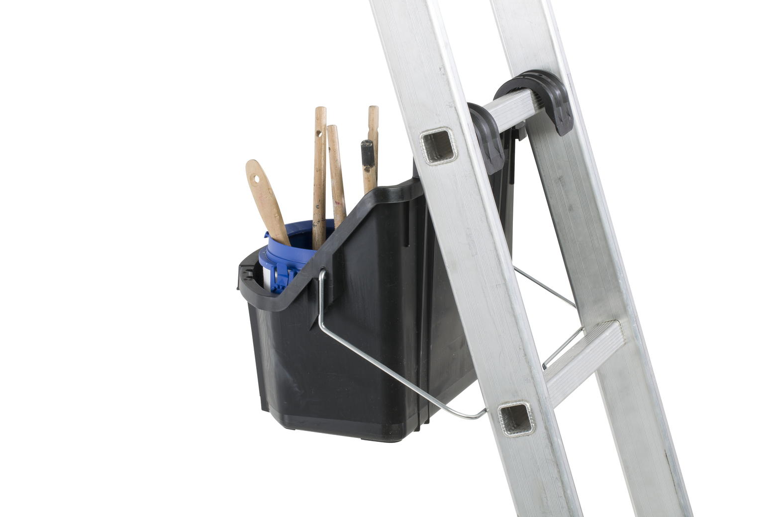 Met het hengsel naar achteren hangt de ToolTray recht en stabiel aan een ladder