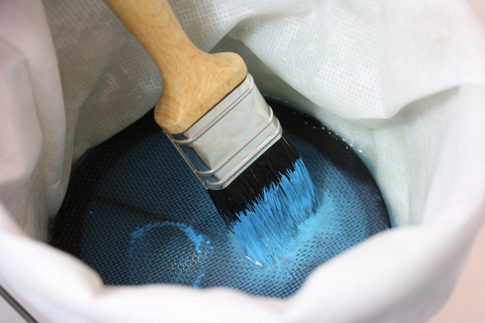 Wipe the brush firmly across the filter for around 20 seconds.